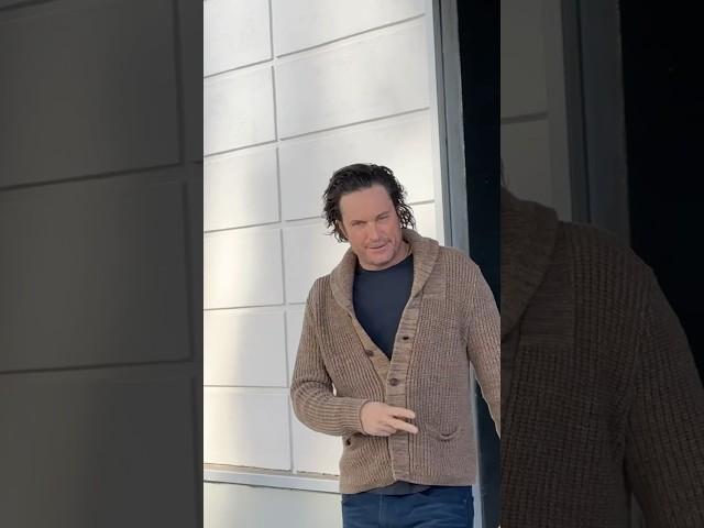 Oliver Hudson feels groovy even in the NYC cold! #oliverhudson #menstyle #tvshow #tvstar