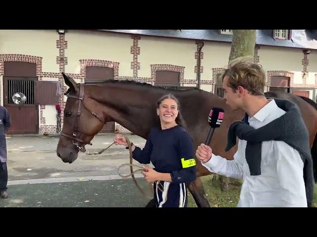 L’émotion de Zoé, la cavalière d’entraînement de Mqse de Sevigné après le Prix Jean Romanet