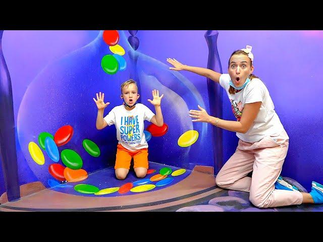 Vlad and Niki play and have fun in museums of illusions