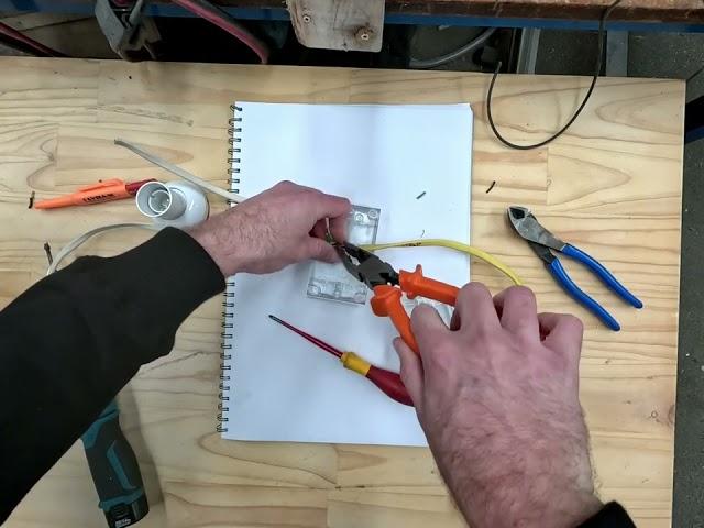 How to wire a two-way light switch. #lighting #nztradie #learning