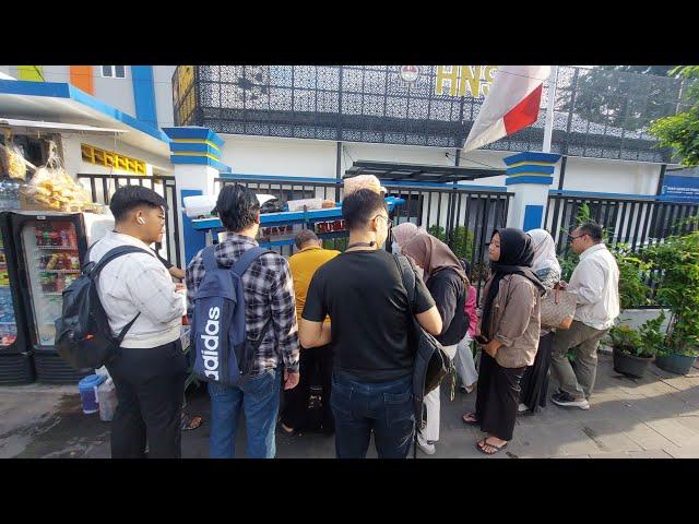 SALAH SATU BUBUR TERAMAI DI STASIUN KERETA DENGAN TOPPING BERLIMPAH !! INDONESIAN STREET FOOD