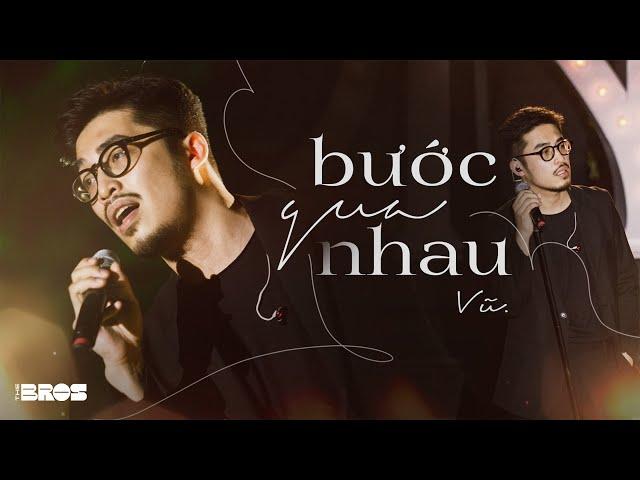 #inthemoonlight | Bước Qua Nhau - Vũ. Bản live sân khấu đầu tiên!