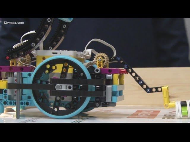 School of the Week: Stratford Academy creates new robotics curriculum for middle schoolers