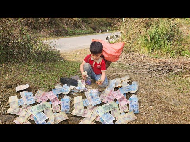 The boy's unexpected action when he found a large amount of money while collecting scrap metal