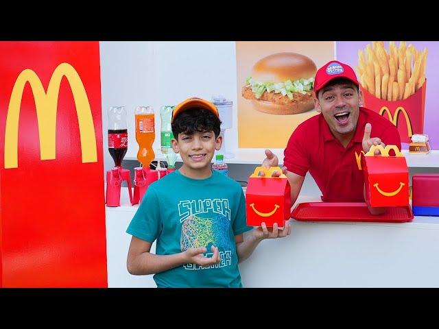 Jason crea su propio McDonald's en casa: ¡comida deliciosa y divertida! Aventura de Jason en español