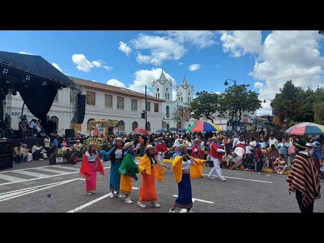 Desfile por la Fiestas de Saquisilí, bello sitio de la Provincia de Cotopaxi donde viví mi ñiñez