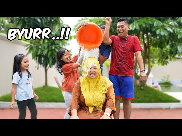 CHALLENGE BREAKED WATER BALLOON - Mom Gets Drenched