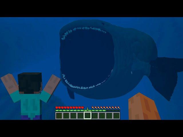 BIGGEST BLOOP EAT US IN THE SEA IN MINECRAFT !