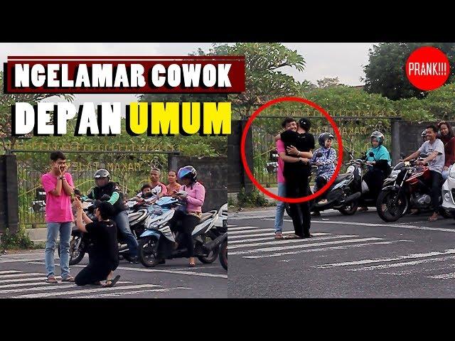 MENJIJIKAN !!! LAMAR COWOK vs COWOK DI LAMPU MERAH (GAY PRANK ON TRAFFICT LIGHT) - Prank Indonesia