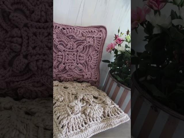 На сайте есть подробный видео -мк по вязанию таких наволочек крючком  ссылка в комментарии