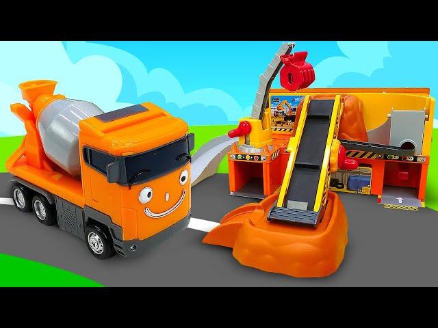 Video für Kinder mit tollen Spielzeugautos. Die Helfer Autos arbeiten auf der Baustelle.