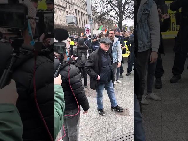 Dublin, two Algerians take a photo with gardaí during a protest #dublin #live #viral #ireland