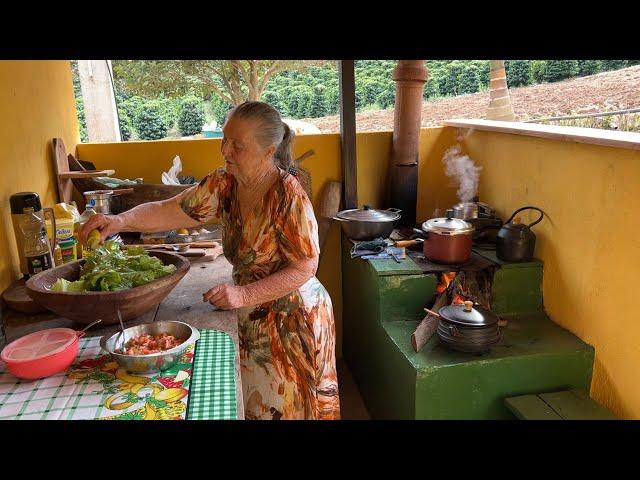 MINHA MÃE FEZ O PRIMEIRO ALMOÇO NA CASINHA NO PÉ DA SERRA.