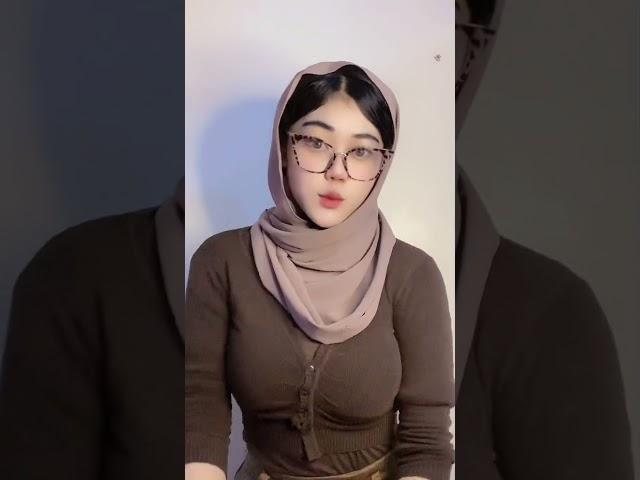 Cewek berkacamata itu emang berdamage