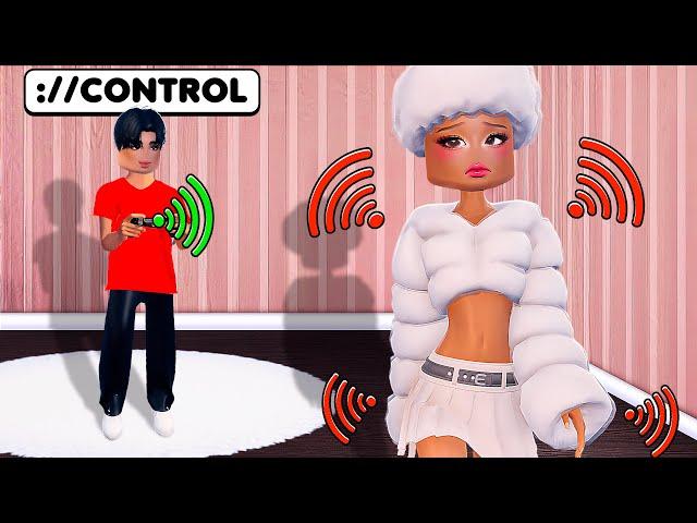 Controlling My GIRLFRIEND in Dress To Impress!