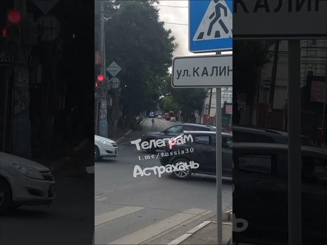 Улица Свердлова в Астрахани перекрыта. Какая-та суета у здания ФСБ