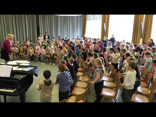 Schulkinder singen Bach-Melodien