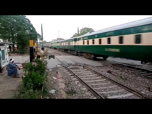 Awam Express passing Walton Gate Crossing with beast of HGMU Locomotive| | Raillion Vlogs