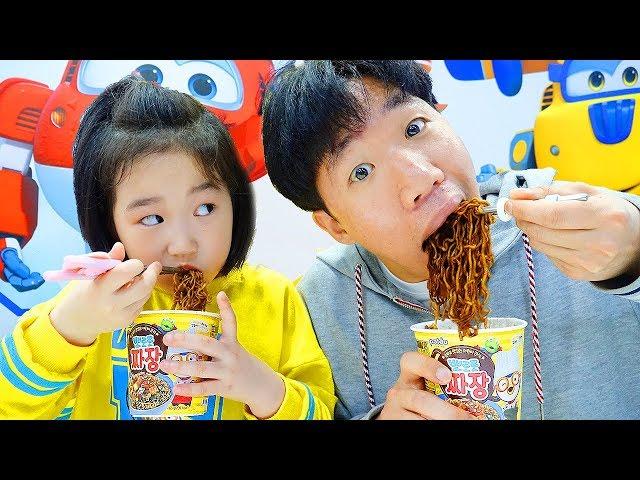 보람이랑 또치랑 뽀로로 짜장면 먹고 숨바꼭질 놀이도 해요 Boram and Ddochi Pororo Black Noodle