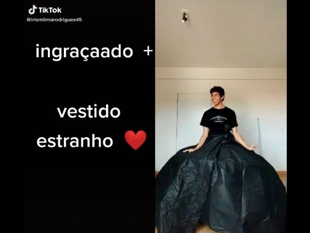 Engraçaado ( + ) vestido estranho (  )