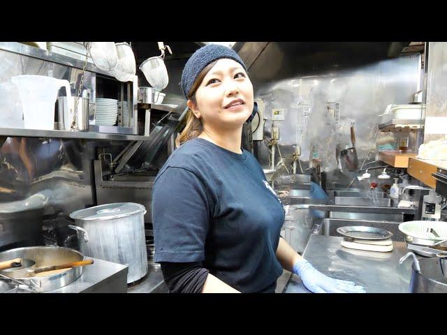 Working Since She was 17! 2400 Bowls of Ramen are Sold, And 400 Eggs are Provided for Free Everyday!