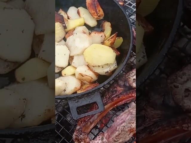 Самая вкусная еда сделана на костре)