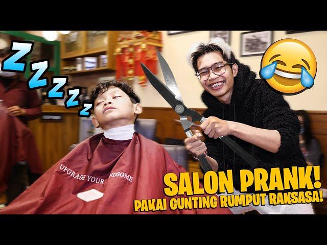 PRANK CUKUR RAMBUT BOCIL LAGI KETIDURAN PAKAI GUNTING RAKSASA BIKIN NGAKAK WKWKW!!!