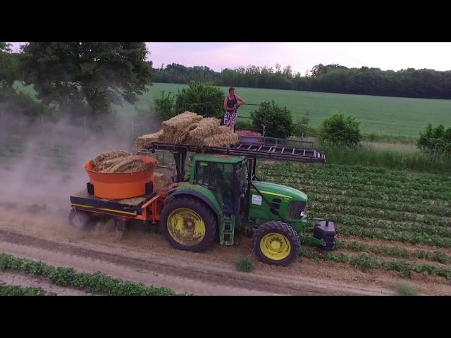 Erdbeeren einstreuen mit John Deere 7430 - 2018