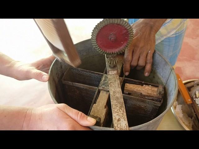 Centrifugal extraction of honey