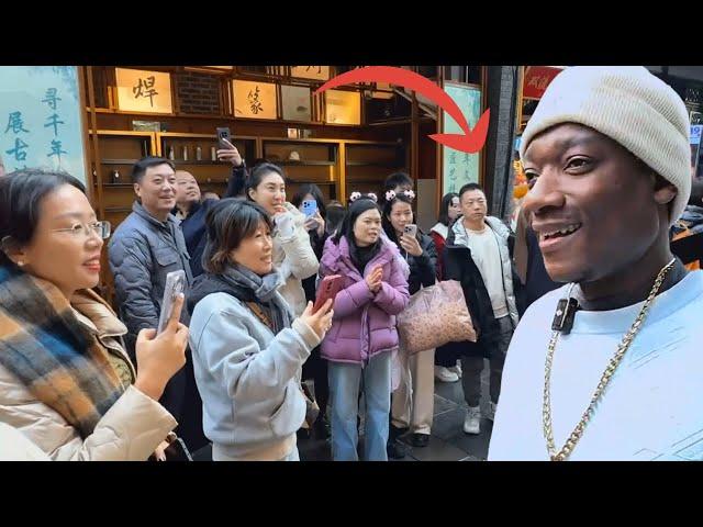 black guy pretend not to speak chinese and was shocked with everyone's reaction I found out this..