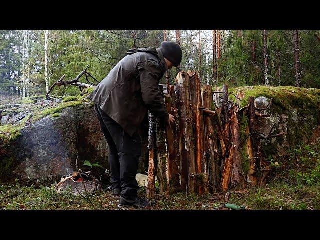 Building a warm underground shelter alone to avoid a big snowstorm - Life in the forest