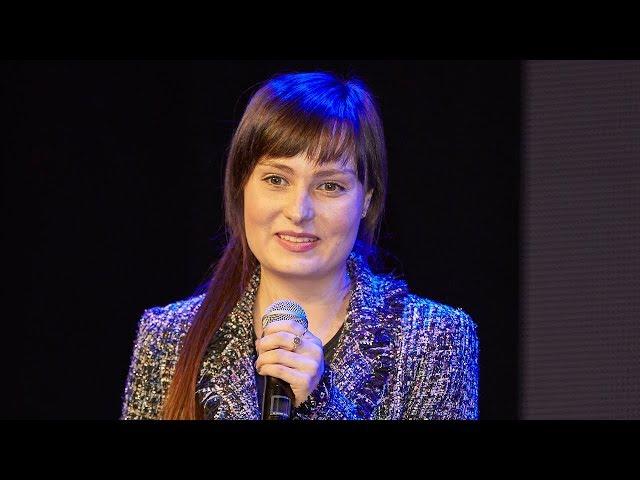Making the World Accessible Helps EVERYONE! (Molly burke public speaking)