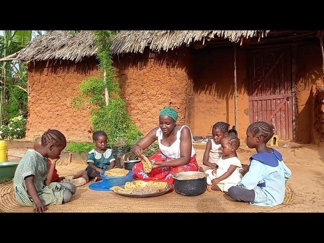 African village life#cooking Village food PawPaw  Peas stew with Roti for Breakfast