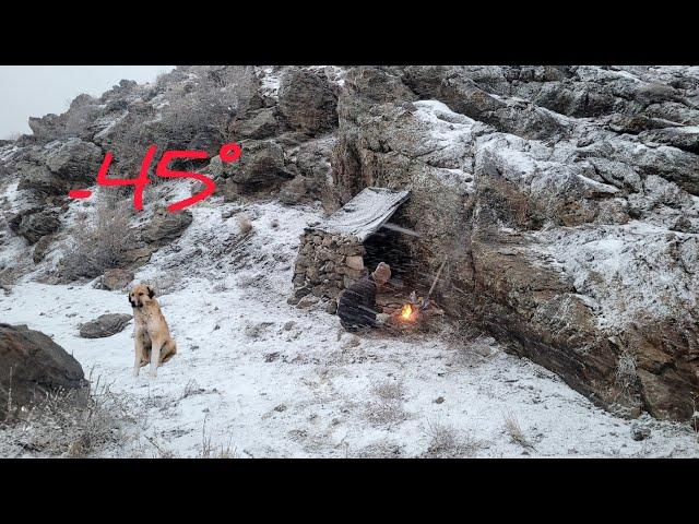 SNOW CAMPING:Building a survival rock shelter in the mountains/Under heavy snowfall.