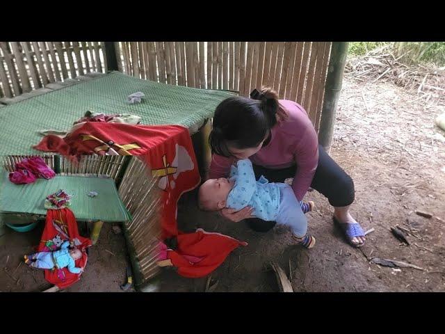 Single mother builds anddesigns a table. and makebamboo windows. trying to raisea child alone