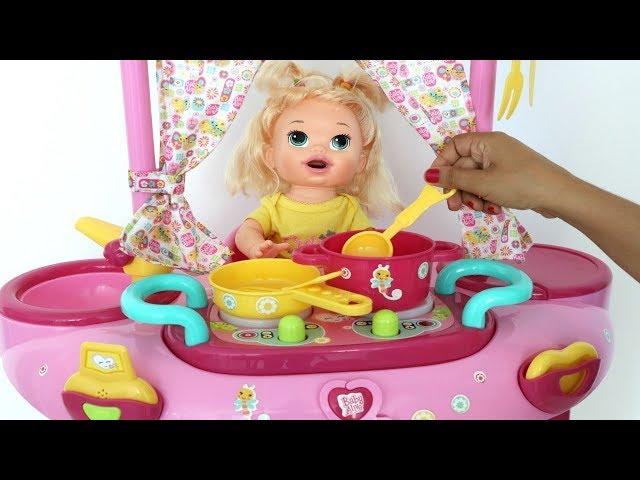 La Muñeca Baby Alive Sara y el set de Juego 3 en 1 Con Cocinita y Ducha!!! TotoyKids