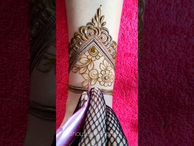 a very beautiful demi bridal Henna design