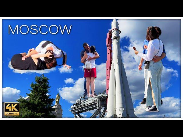 Moscow Park VDNH in all its Beauty. Kisses near Fountains. Joy Atmosphere. Walking Tour