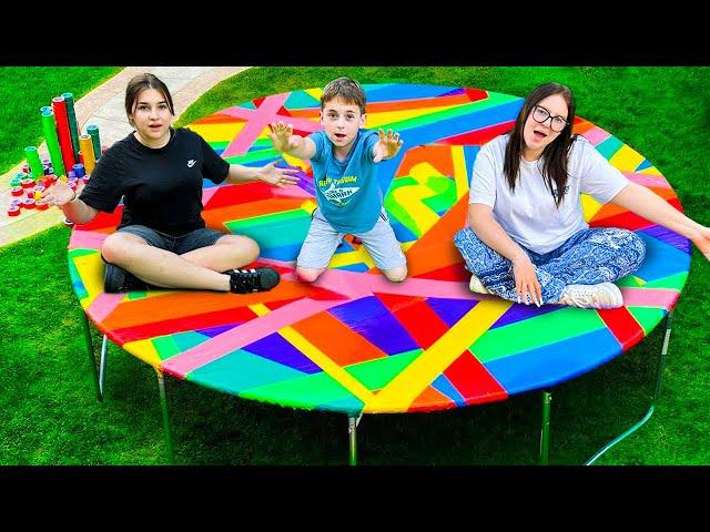 UN ÉNORME TRAMPOLINE FAIT DE 100 COUCHES DE SCOTCH MULTICOLORE !