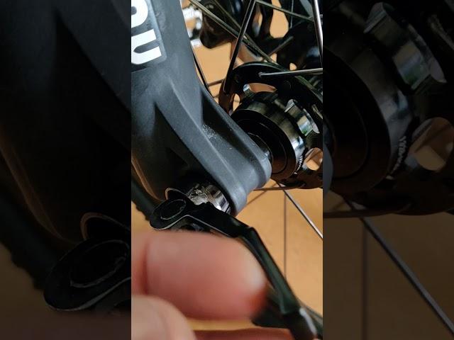 How to release a Rockshox 15mm thru axle.