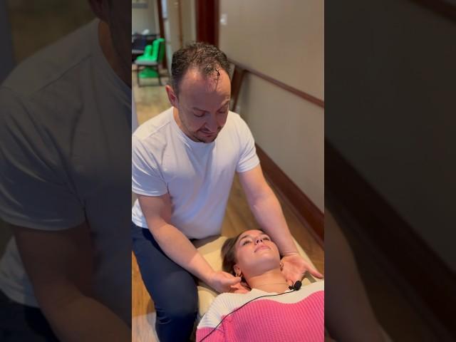 Chiropractor Treats Numbness & Tingling In Patient’s Fingers & Hands #chiropractic #asmrsounds