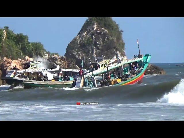 Kapal Menghadapi Ombak Besar