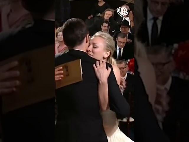 KALEY CUOCO ENTREGA PRÊMIO A JIM PARSONS #THEBIGBANGTHEORY