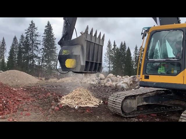 Crushing Wood Waste with Crushing Bucket Remu CR1100