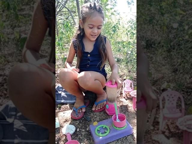 PRIMEIRO VIDEO BRINCANDO DE COMIDINHA COM MINHA BONEQUINHA