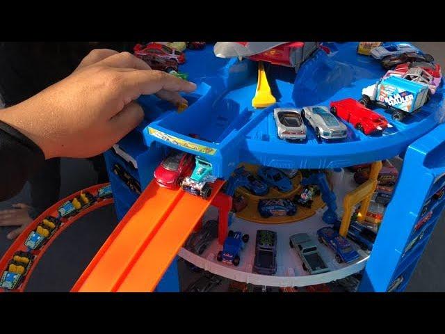 CAN 140+ HOT WHEELS PARK IN THE SUPER ULTIMATE GARAGE?