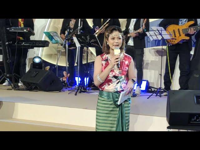 เปิดตัวพิธีกรคนสวย - ศิลปินเพลงเอก | งาน ICONIC Songkran Celebrate 2024ICONSIAM #เพลงเอก