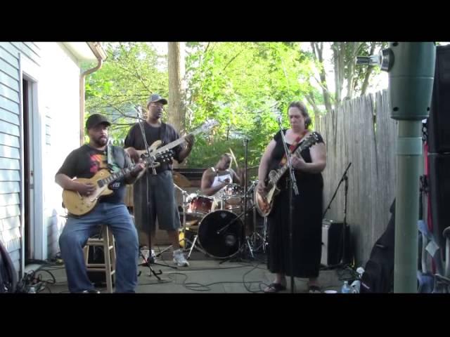 Unbelievable  Version of Walkin' Blues Joanna Connor Band @ Carty BBQ  Norwood, Massachusetts, USA.