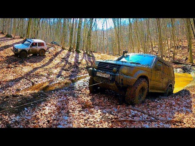 ЧОКНУТЫЕ водители PAJERO зарубились с НИВОЙ на OFFROAD в грязи.