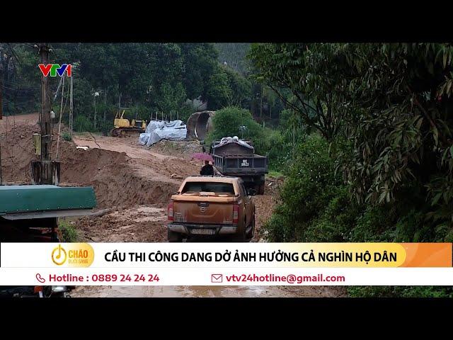 Cầu thi công dang dở ảnh hưởng cả nghìn hộ dân | VTV24